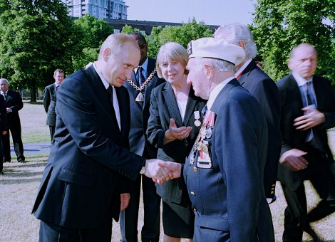 Владимир  Путин, секретарь британского общества по сотрудничеству в изучении России Джин Тернер и ветеран полярных конвоев Эрик Ейтс.