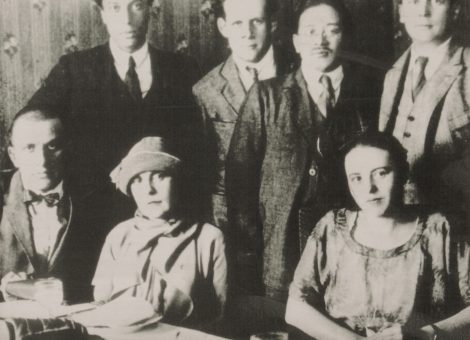 Владимир Маяковский, Борис Пастернак, Сергей Эйзенштейн с активистами ВОКС. Москва, 1925 год.